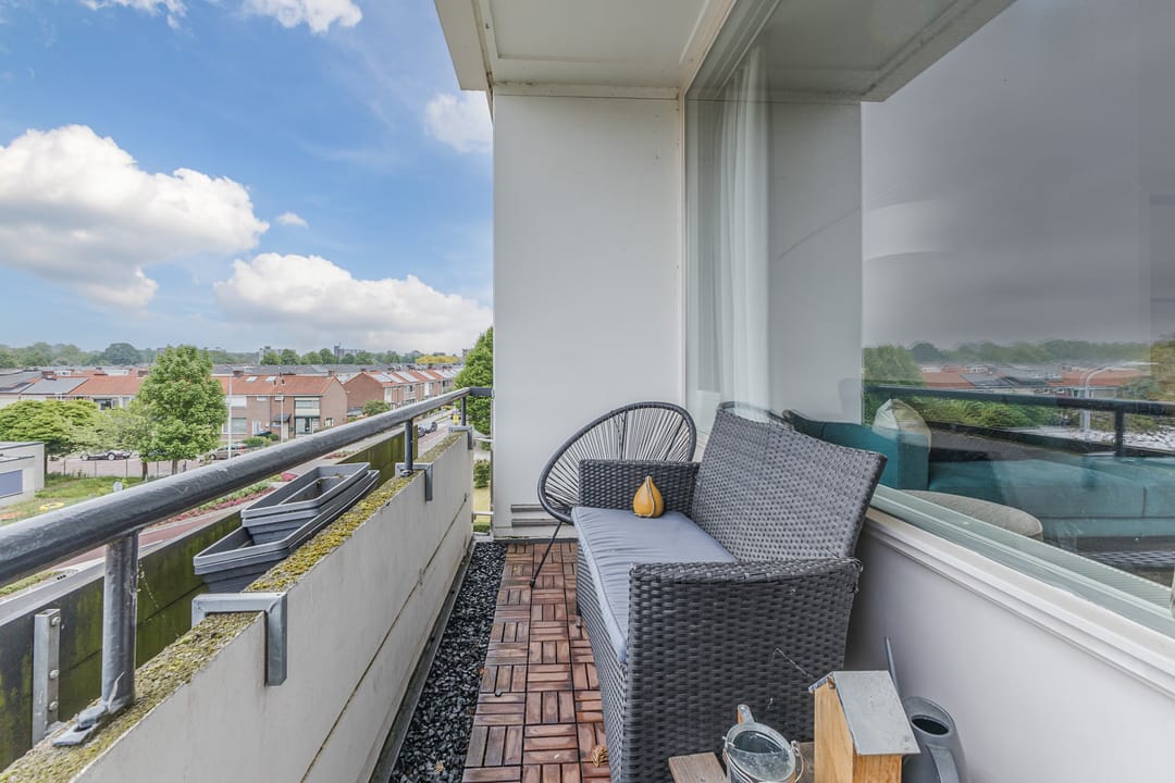 Spacious Top Floor Apartment with Three Balconies and Green Views — 37
