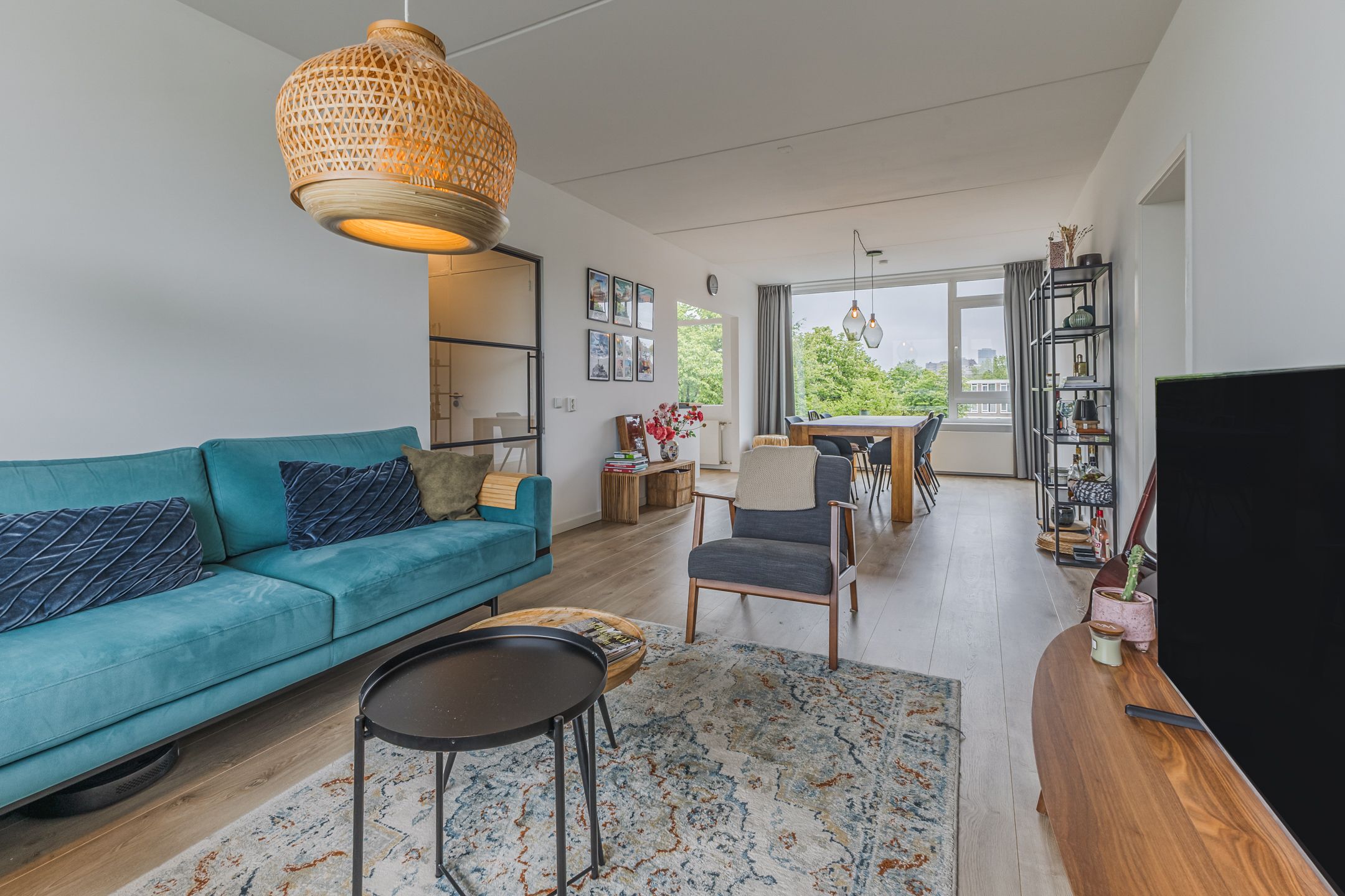 Spacious Top Floor Apartment with Three Balconies and Green Views — 18