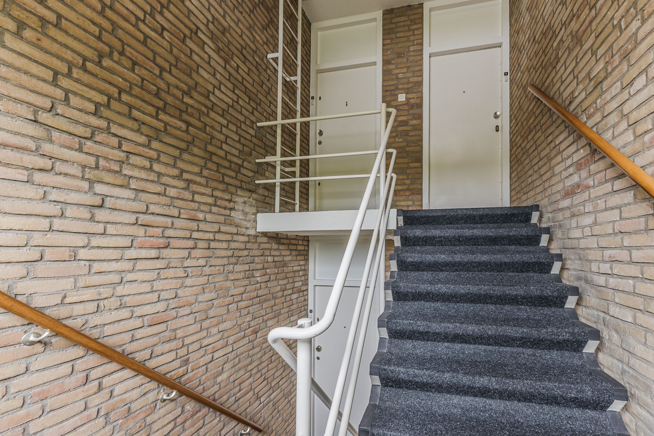 Spacious Top Floor Apartment with Three Balconies and Green Views — 9