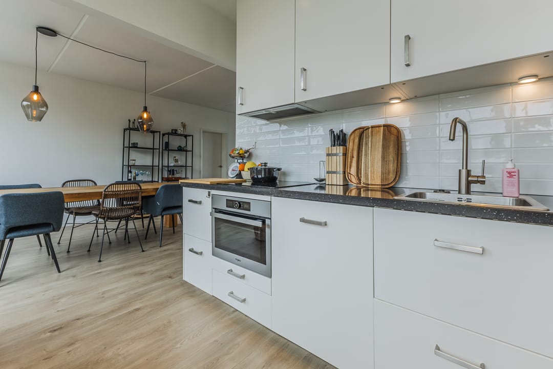 Spacious Top Floor Apartment with Three Balconies and Green Views — 22