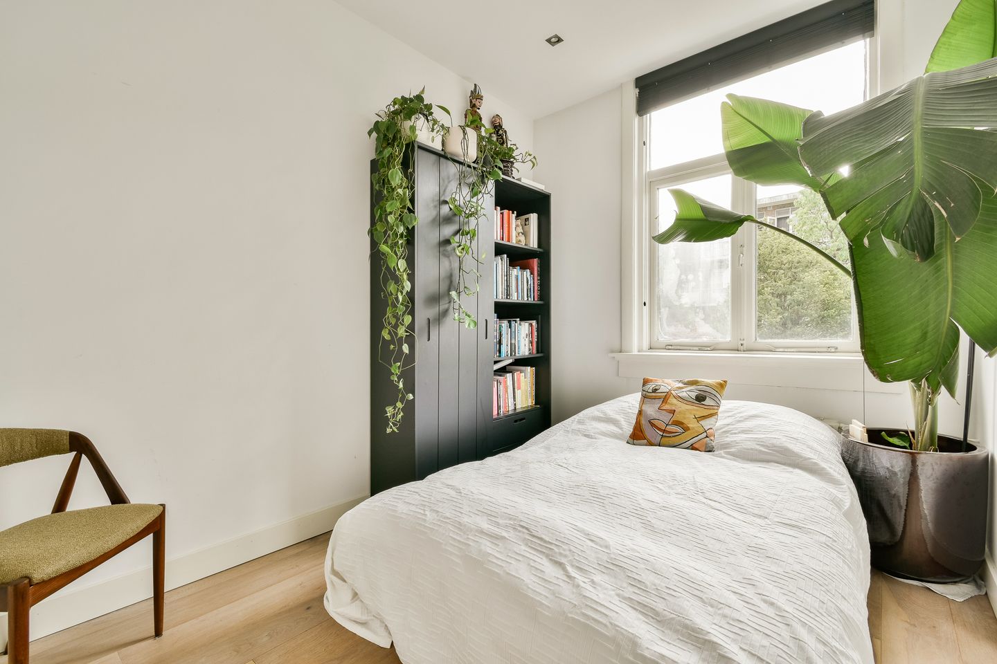 Bright 4-Room Apartment with Sunny Balcony in Amsterdam South — 20