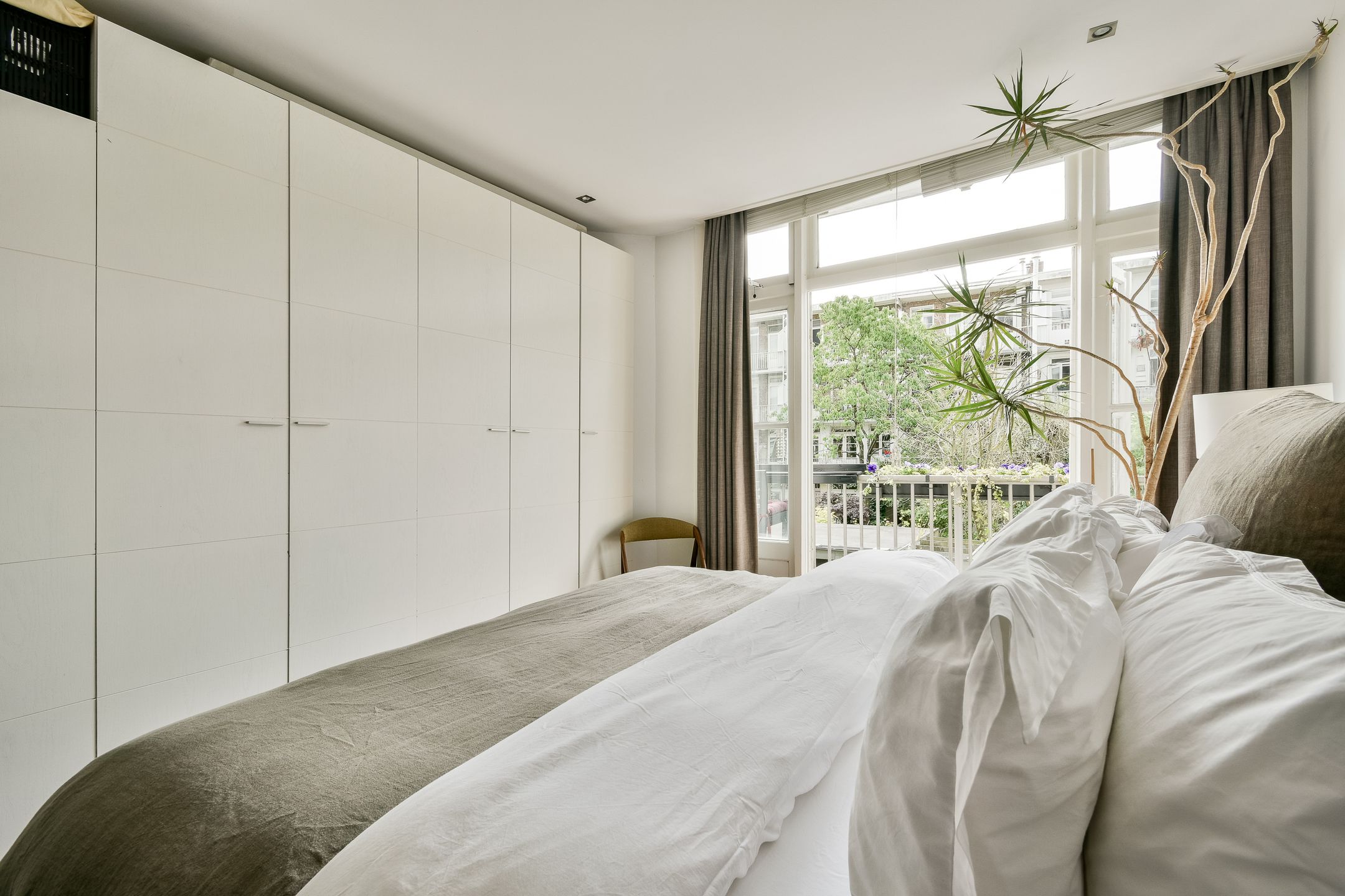 Bright 4-Room Apartment with Sunny Balcony in Amsterdam South — 15