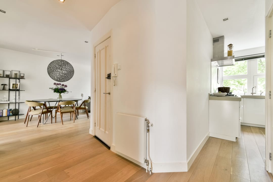 Bright 4-Room Apartment with Sunny Balcony in Amsterdam South — 11