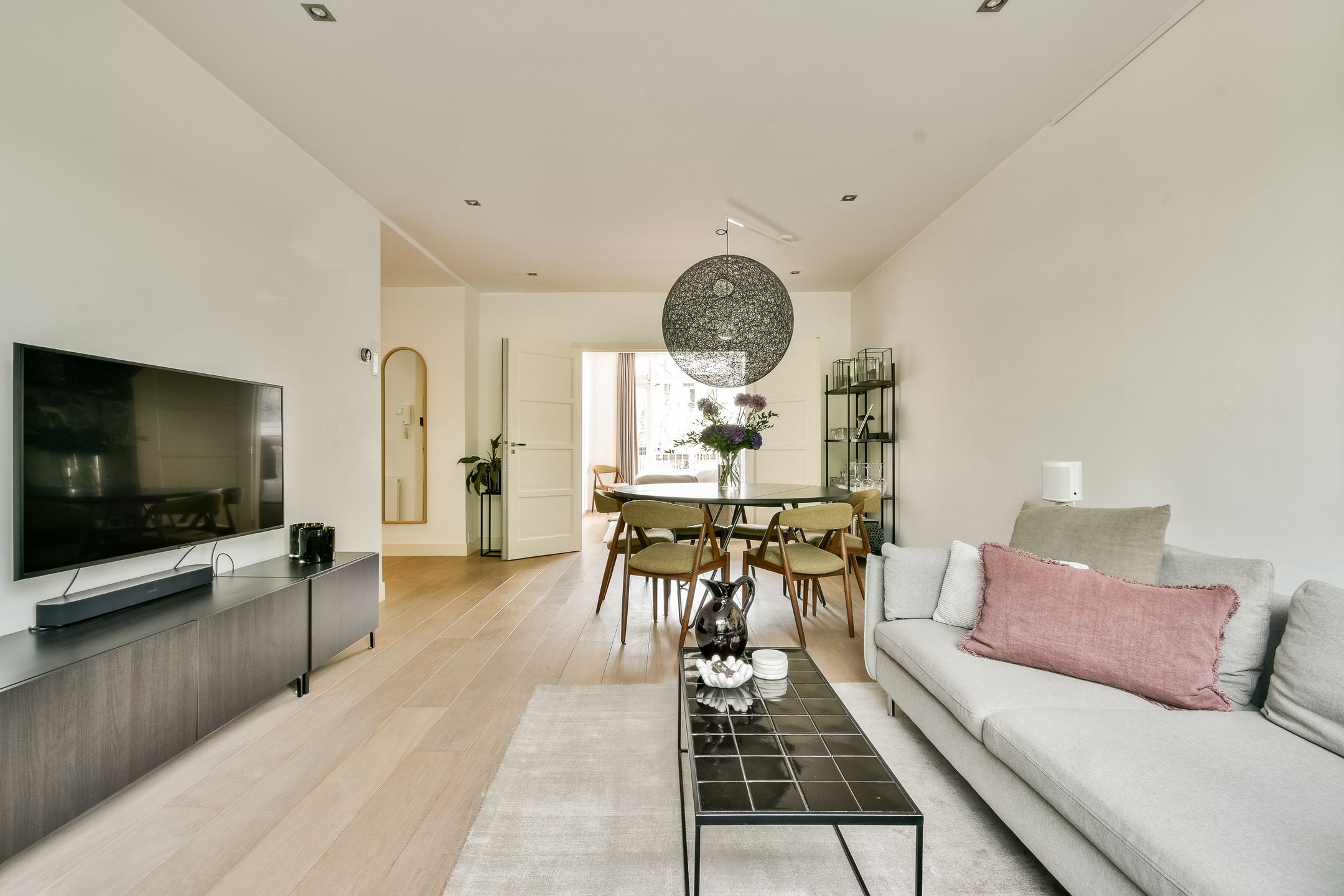 Bright 4-Room Apartment with Sunny Balcony in Amsterdam South — 9