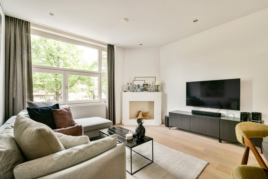 Bright 4-Room Apartment with Sunny Balcony in Amsterdam South — 7
