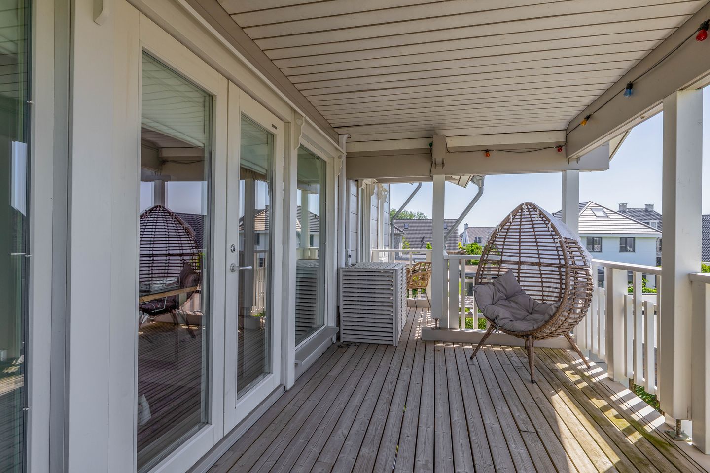 Spacious detached log home with harbor views in peaceful villa neighborhood — 50