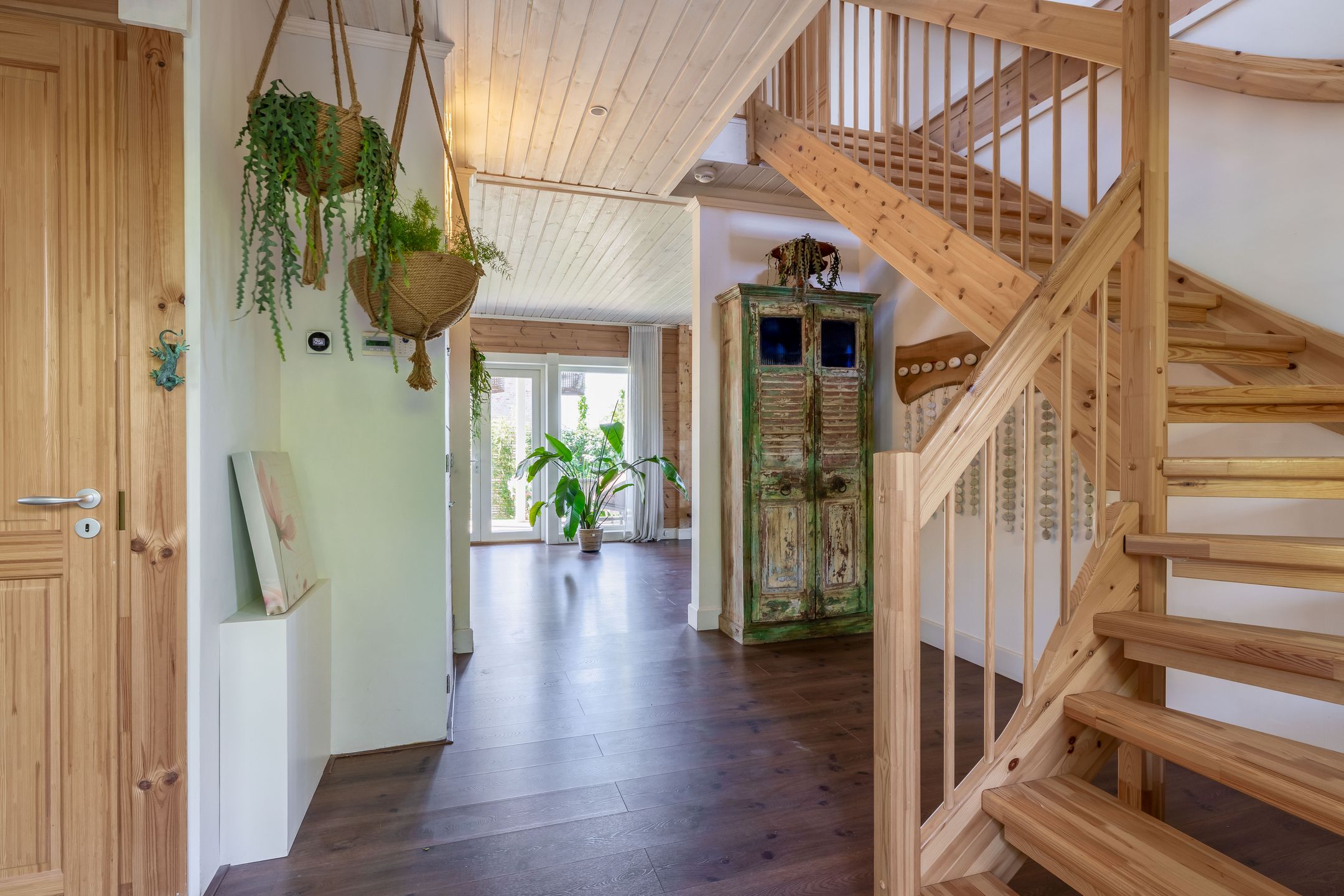 Spacious detached log home with harbor views in peaceful villa neighborhood — 9