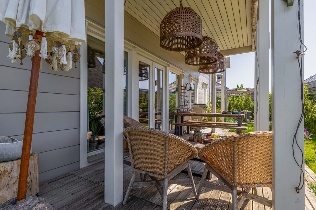 Spacious detached log home with harbor views in peaceful villa neighborhood — 26