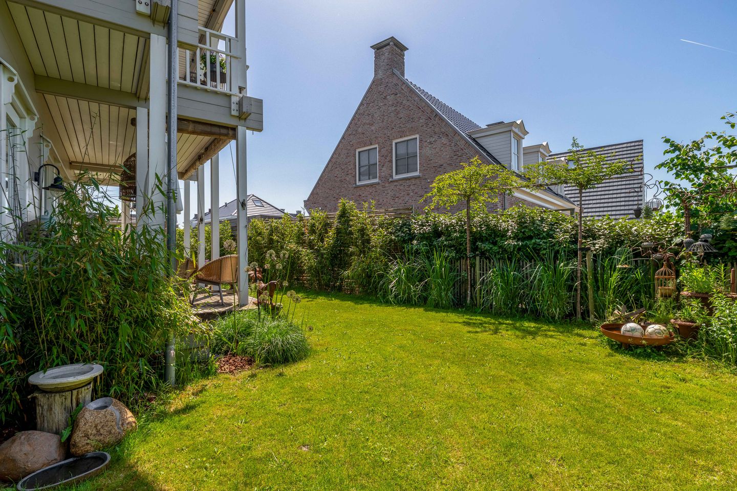 Spacious detached log home with harbor views in peaceful villa neighborhood — 25