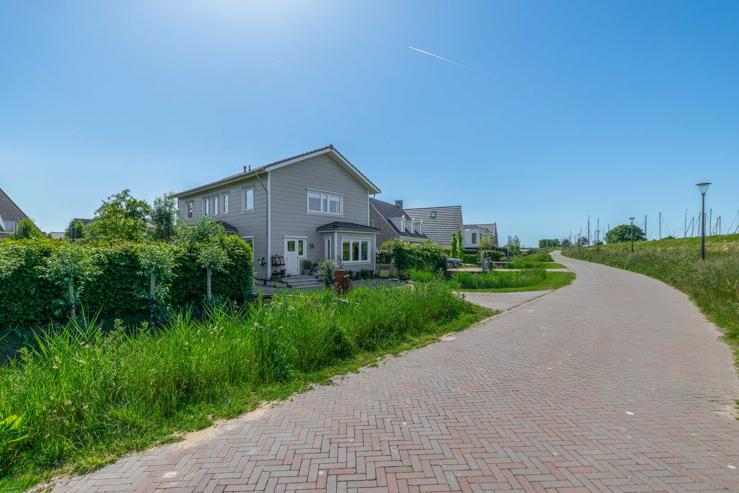 Spacious detached log home with harbor views in peaceful villa neighborhood — 55