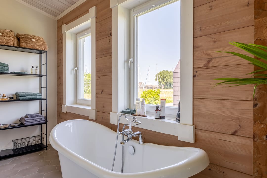 Spacious detached log home with harbor views in peaceful villa neighborhood — 41