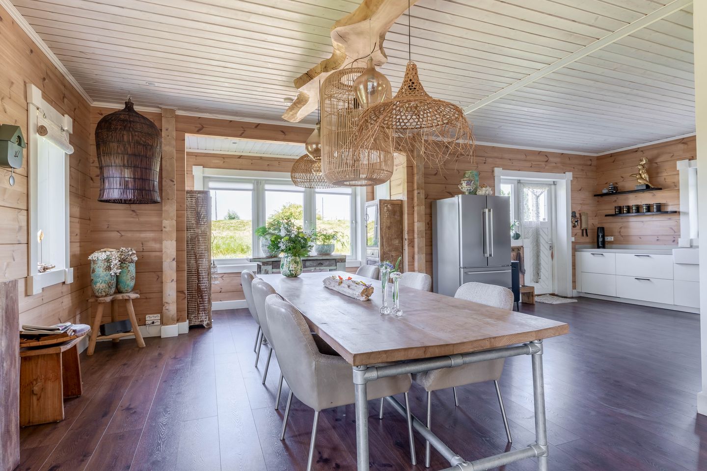 Spacious detached log home with harbor views in peaceful villa neighborhood — 14