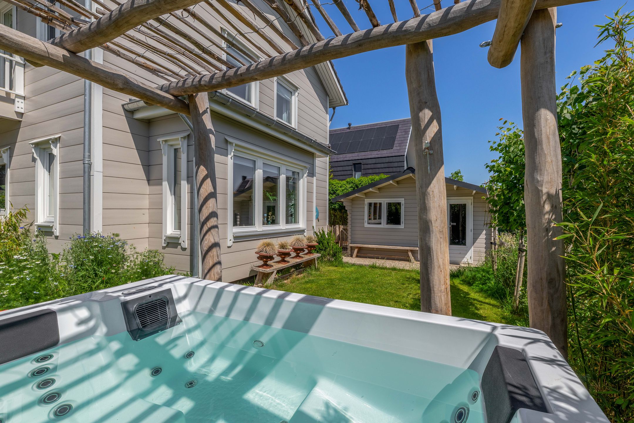 Spacious detached log home with harbor views in peaceful villa neighborhood — 30