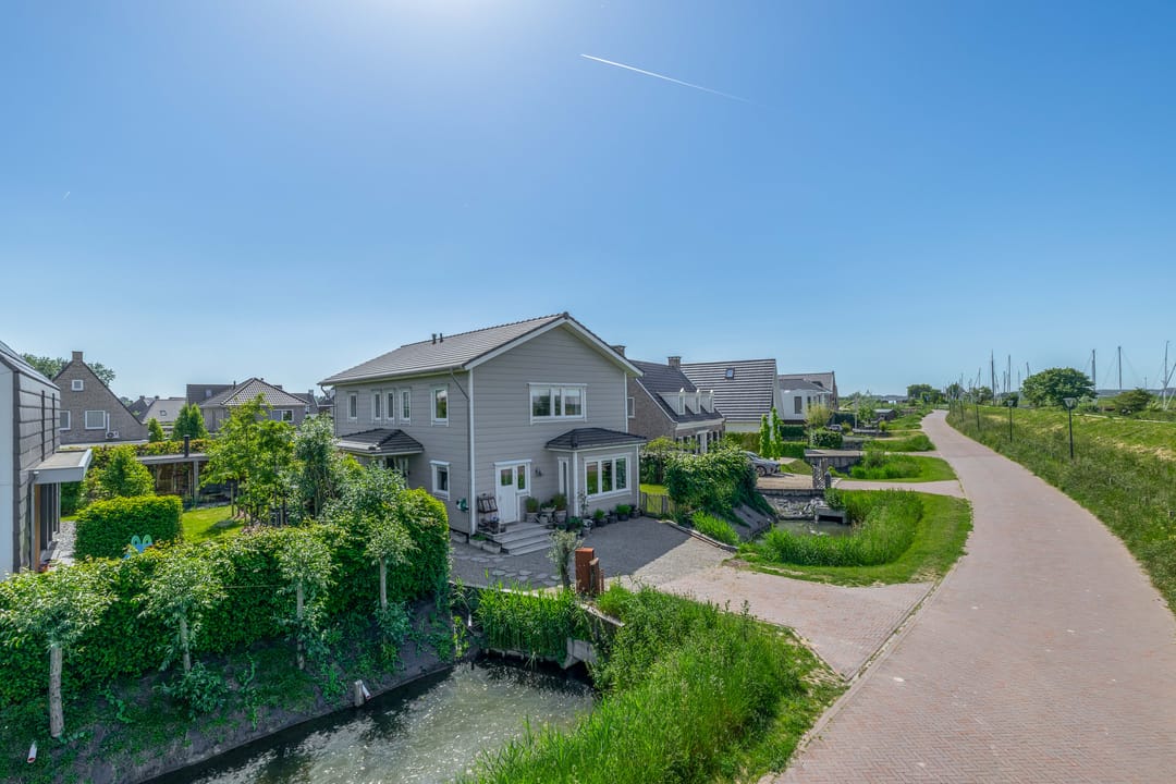 Spacious detached log home with harbor views in peaceful villa neighborhood — 56