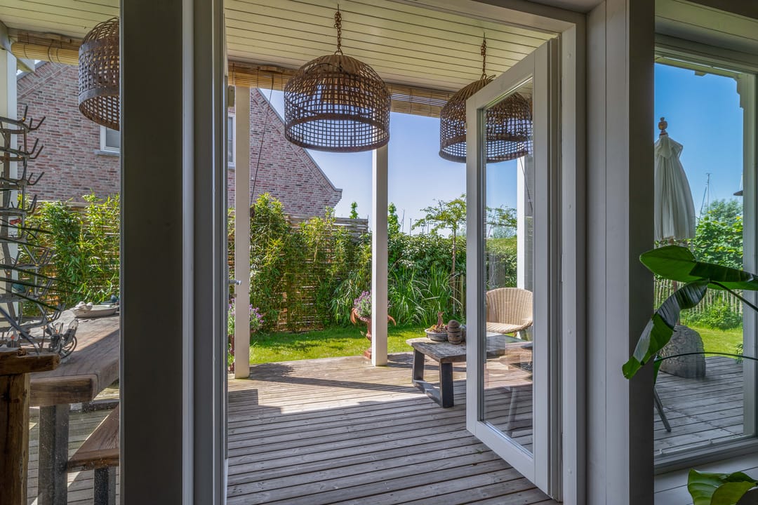 Spacious detached log home with harbor views in peaceful villa neighborhood — 23