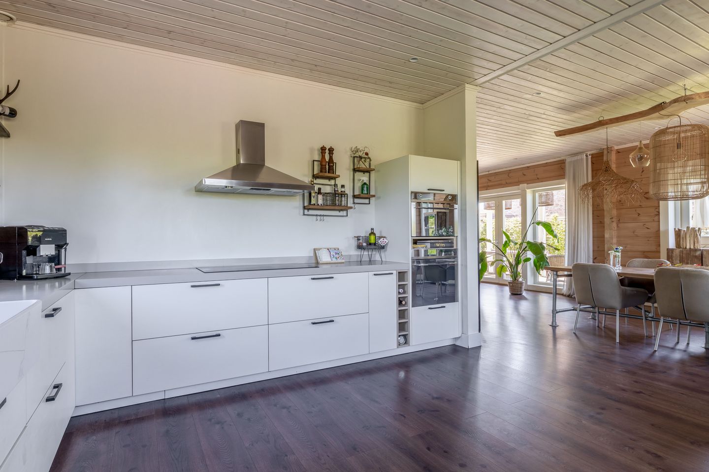 Spacious detached log home with harbor views in peaceful villa neighborhood — 19