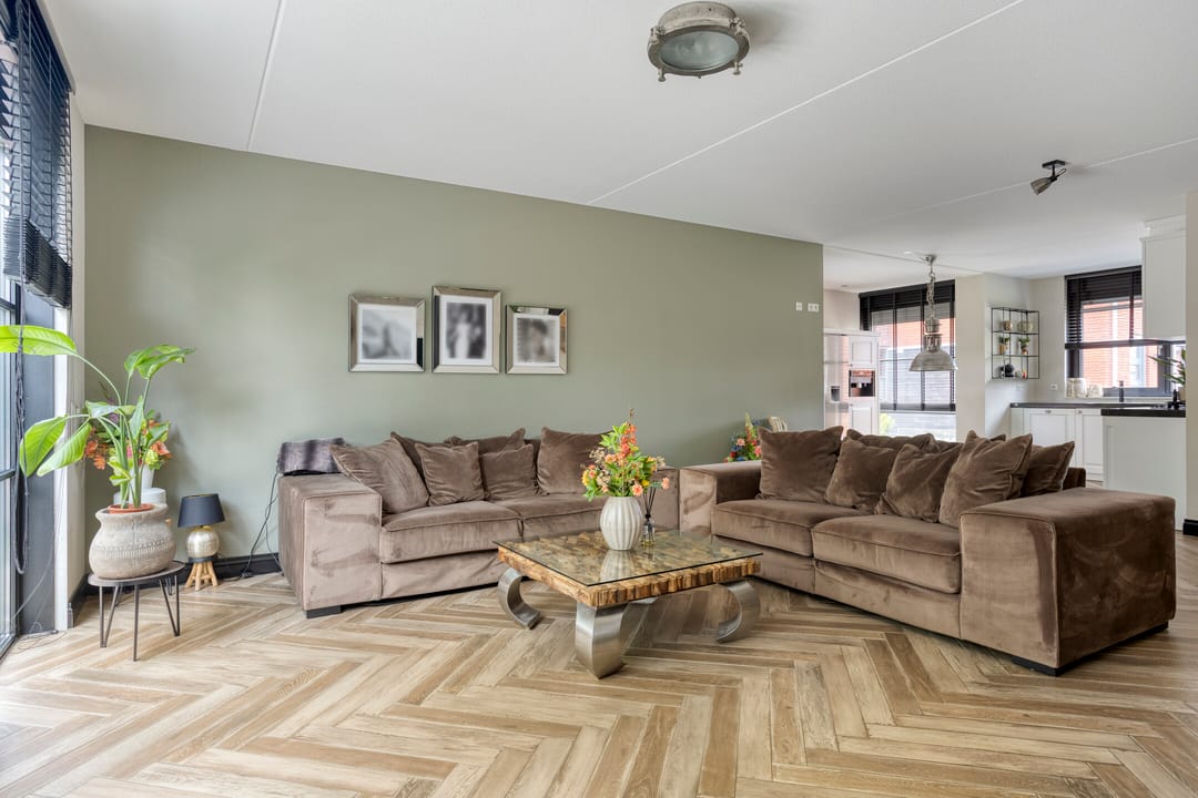 Spacious Corner Home with Premium Finishes and Sunny Garden Canopy — 11