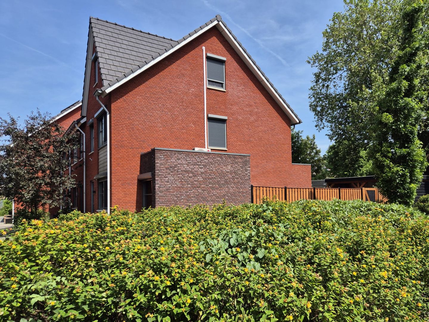 Spacious Corner Home with Premium Finishes and Sunny Garden Canopy — 65