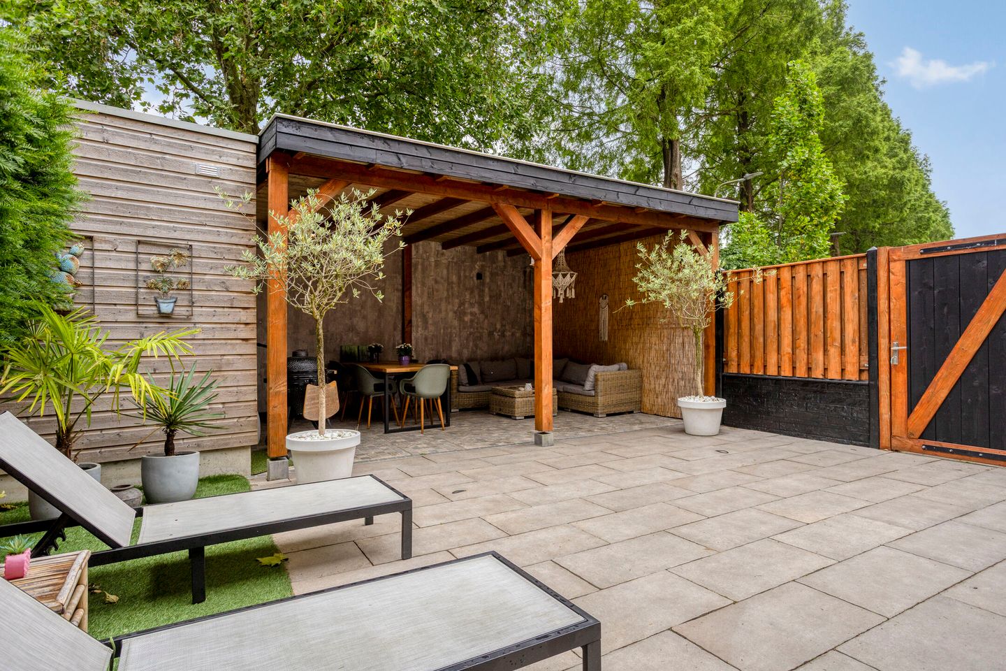Spacious Corner Home with Premium Finishes and Sunny Garden Canopy — 44