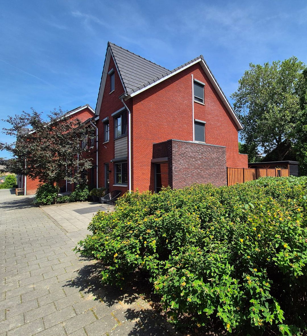 Spacious Corner Home with Premium Finishes and Sunny Garden Canopy — 71