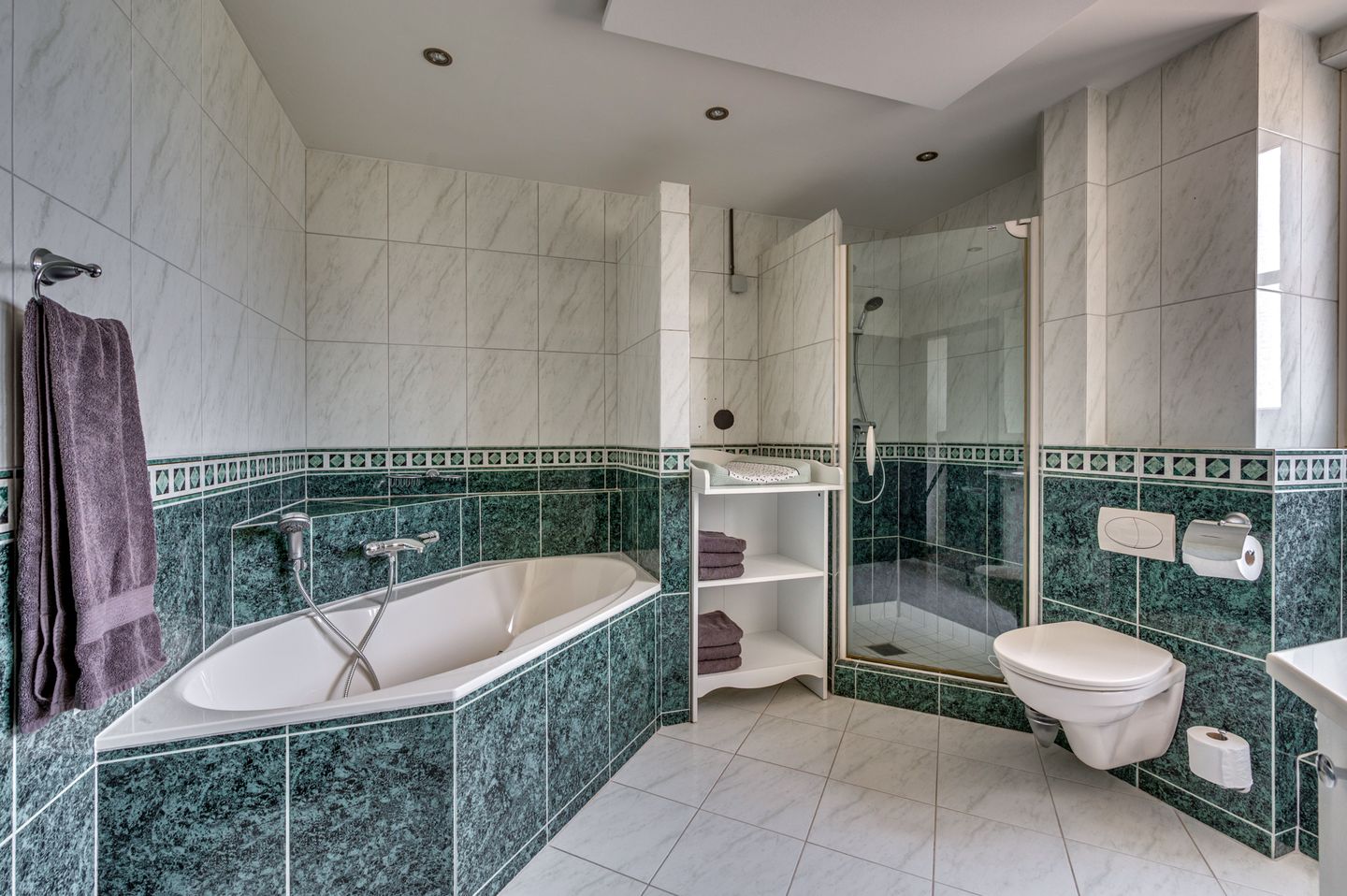Spacious Detached Home with South-Facing Garden and Carport in Quiet Village Setting — 40