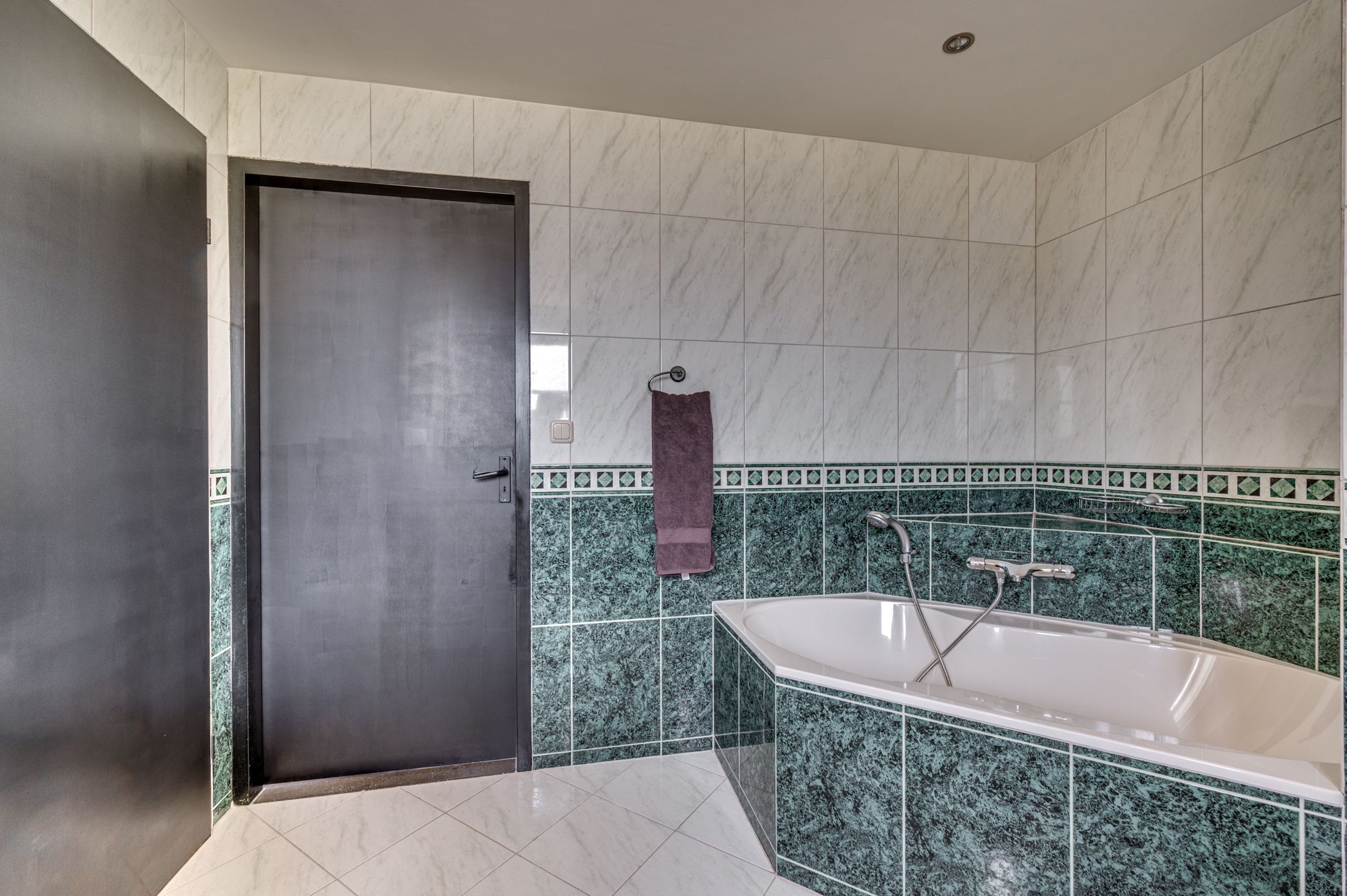 Spacious Detached Home with South-Facing Garden and Carport in Quiet Village Setting — 42