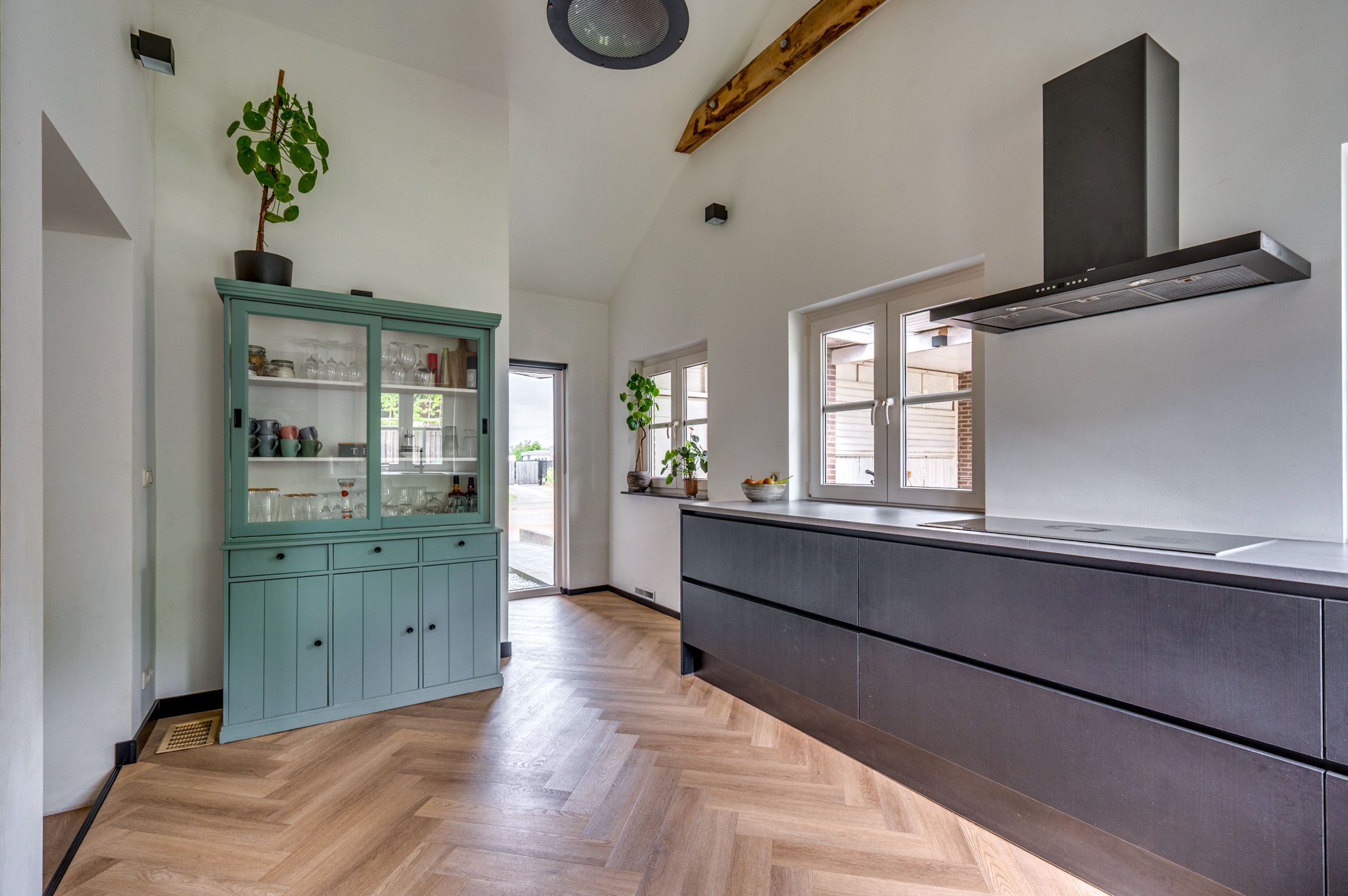 Spacious Detached Home with South-Facing Garden and Carport in Quiet Village Setting — 18