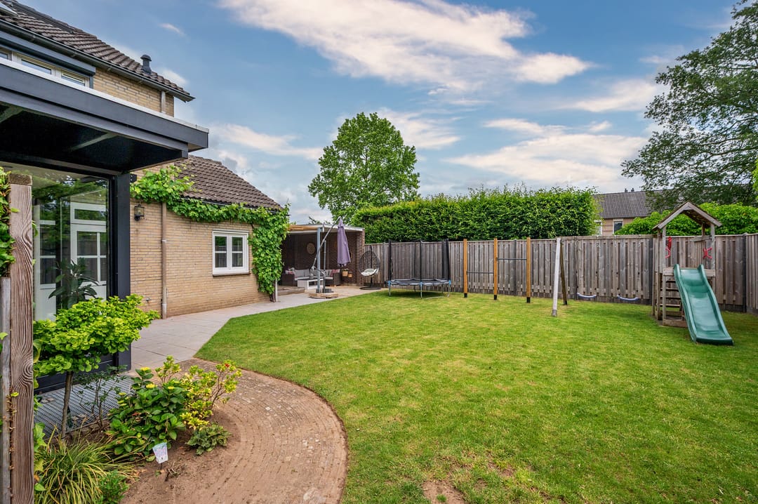 Spacious Detached Home with South-Facing Garden and Carport in Quiet Village Setting — 61