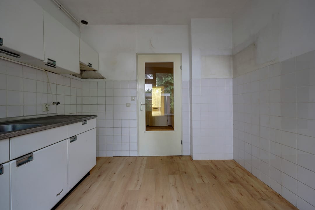 Spacious Corner Family Home with 4 Bedrooms and South-Facing Garden — 13