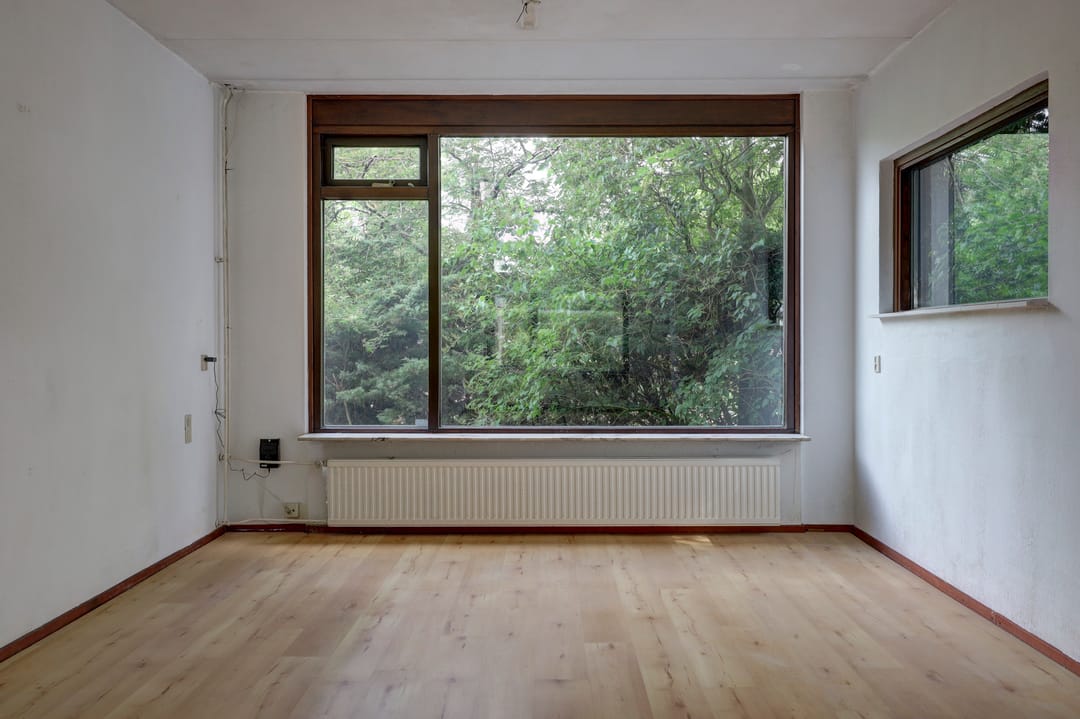 Spacious Corner Family Home with 4 Bedrooms and South-Facing Garden — 11