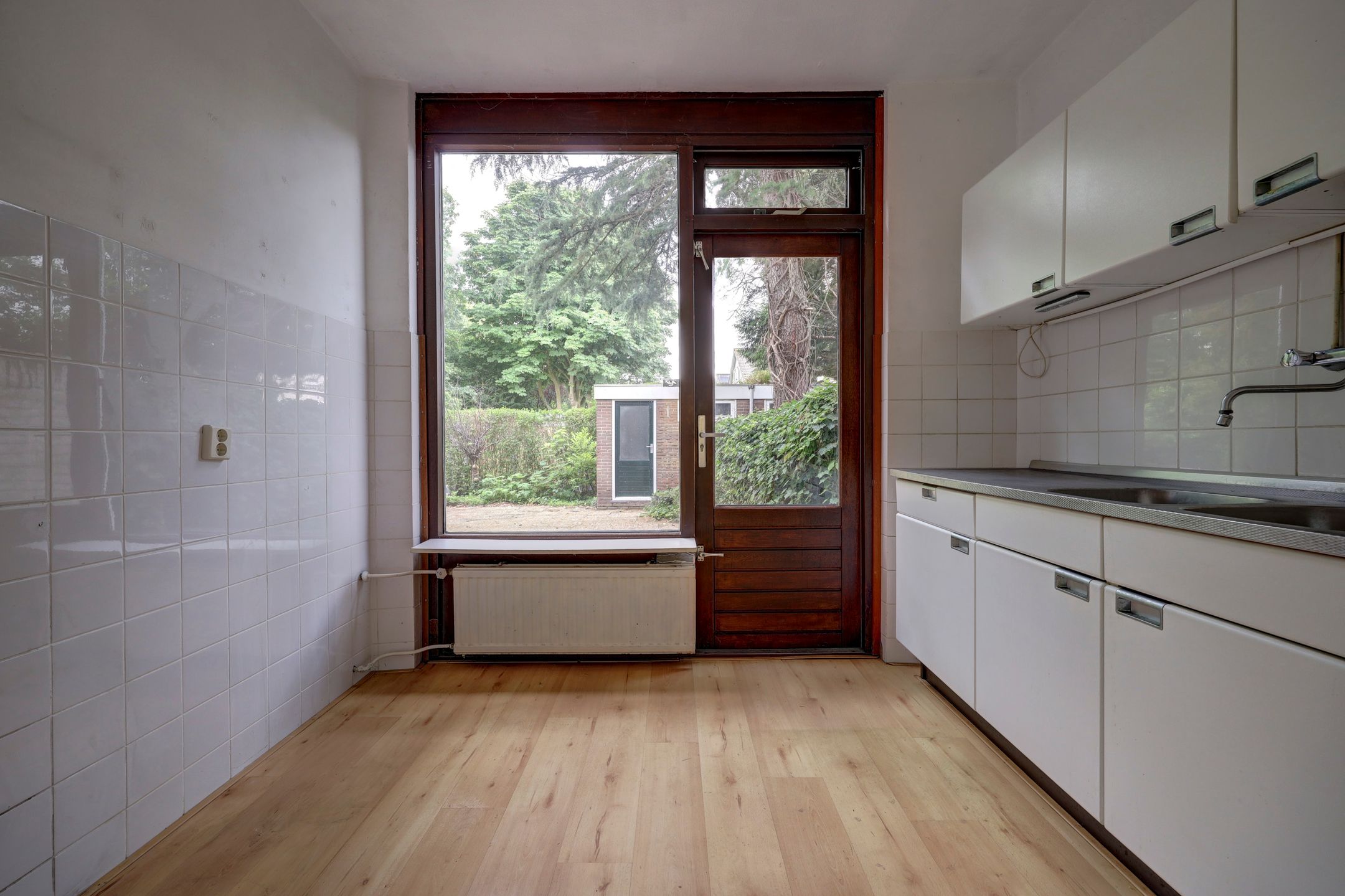 Spacious Corner Family Home with 4 Bedrooms and South-Facing Garden — 12