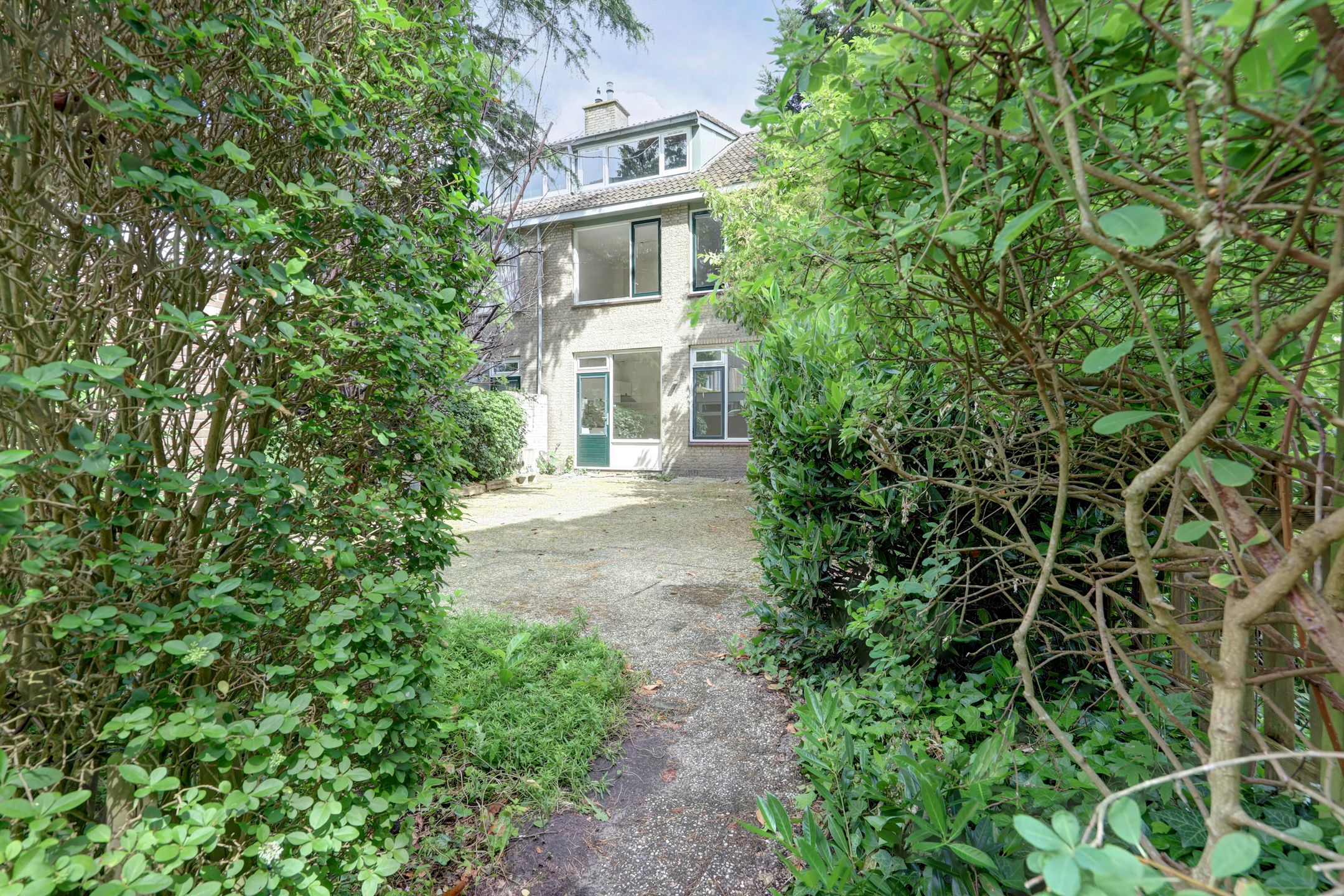 Spacious Corner Family Home with 4 Bedrooms and South-Facing Garden — 33
