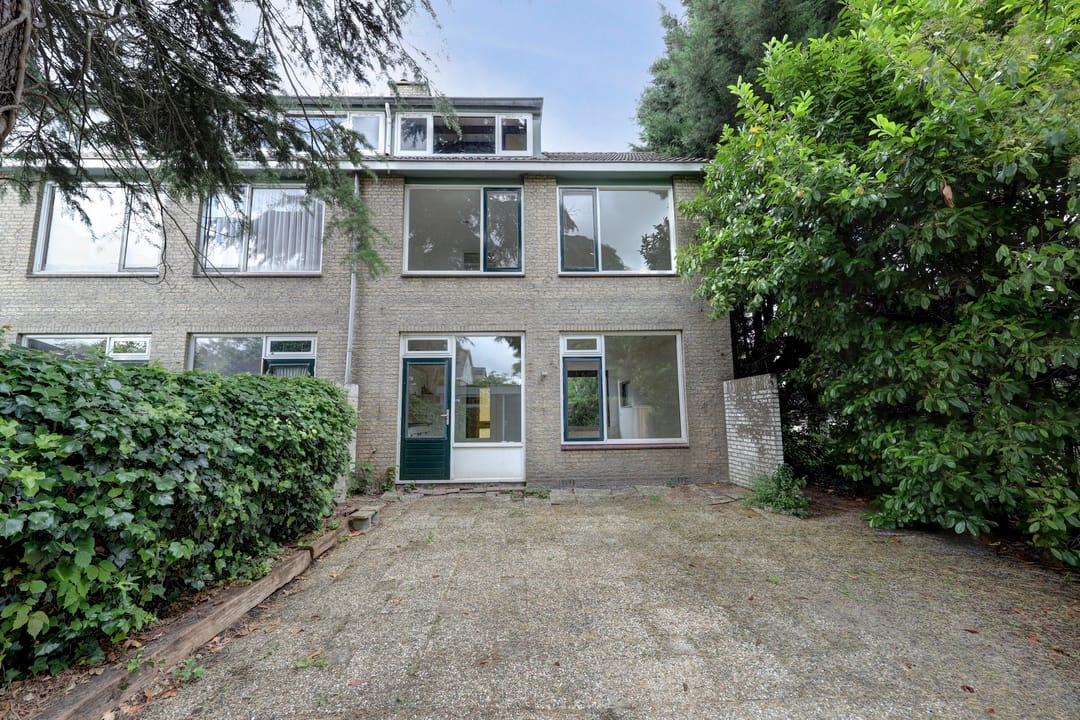 Spacious Corner Family Home with 4 Bedrooms and South-Facing Garden — 31