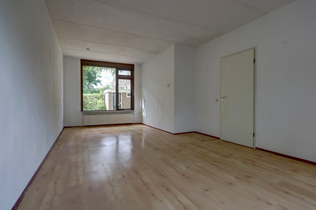 Spacious Corner Family Home with 4 Bedrooms and South-Facing Garden — 8