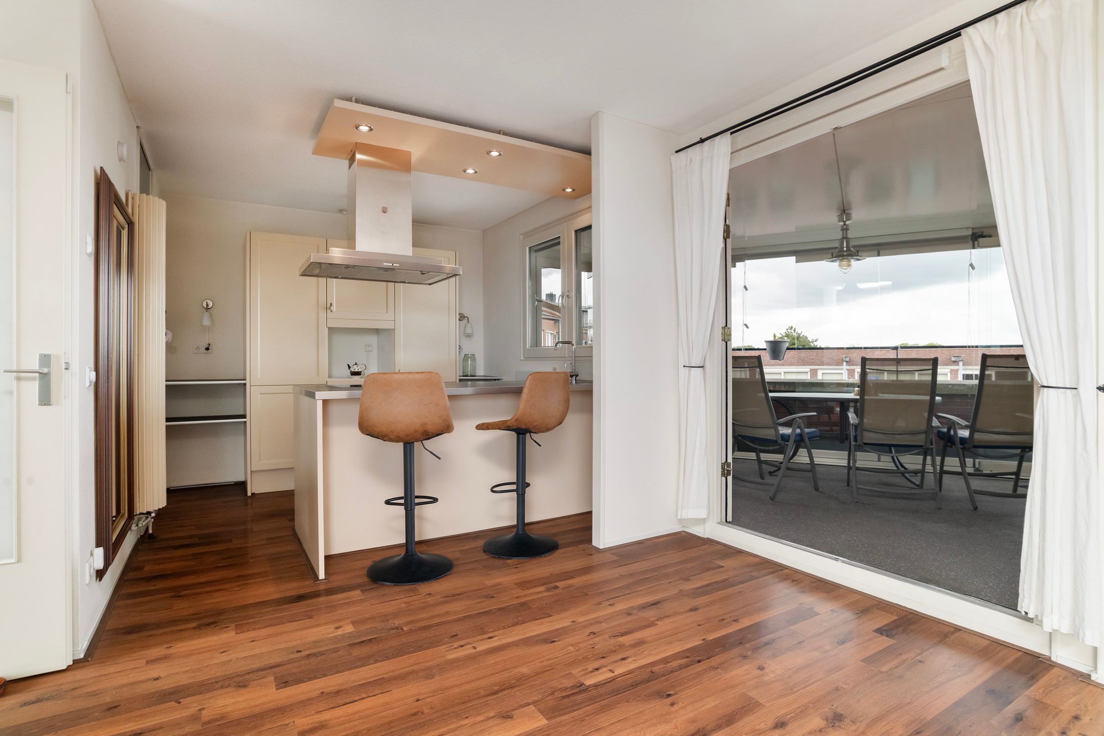 Spacious Top-Floor Apartment with Rooftop Terrace in City Center — 15