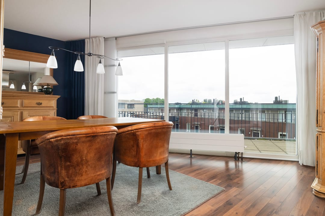 Spacious Top-Floor Apartment with Rooftop Terrace in City Center — 7