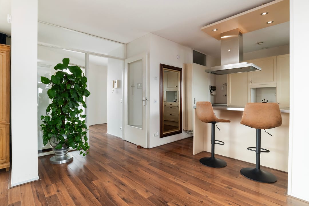 Spacious Top-Floor Apartment with Rooftop Terrace in City Center — 26