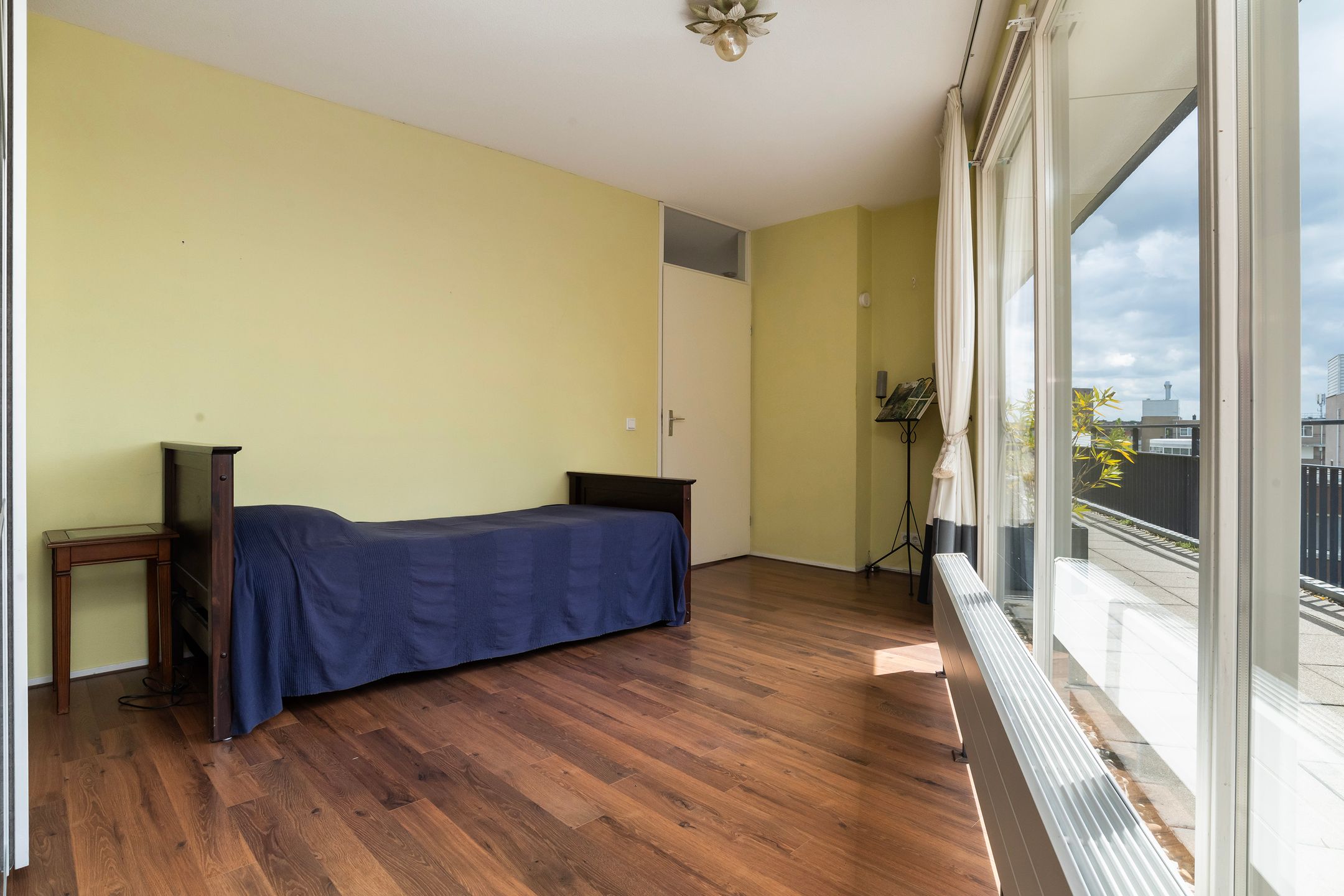 Spacious Top-Floor Apartment with Rooftop Terrace in City Center — 39