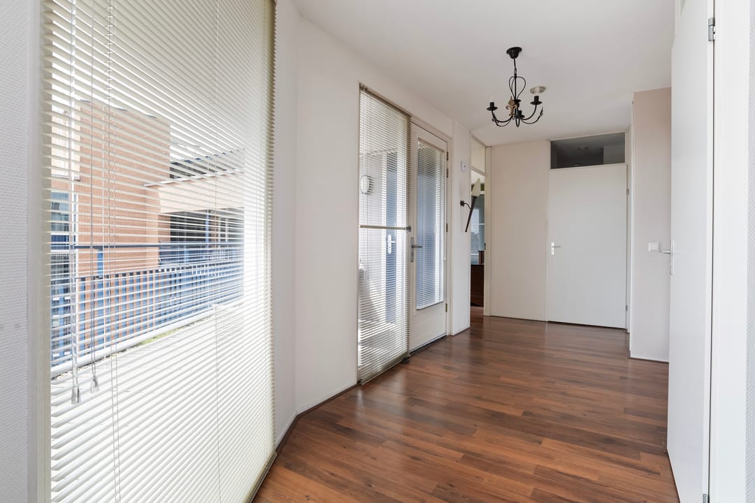Spacious Top-Floor Apartment with Rooftop Terrace in City Center — 32