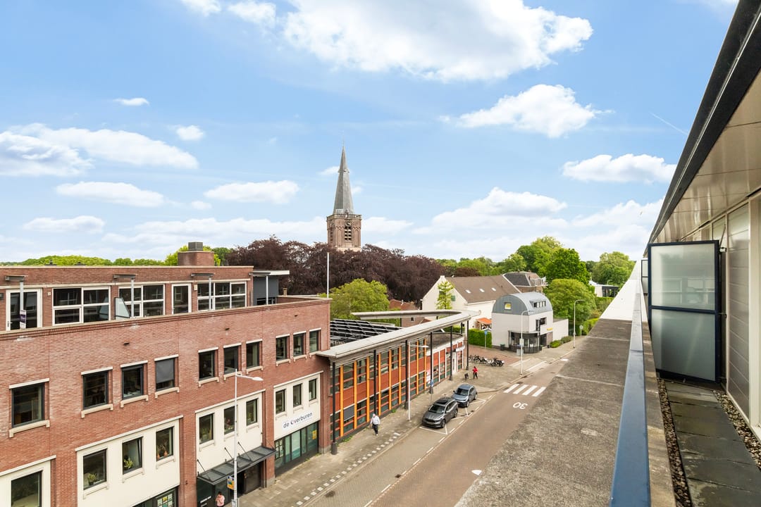 Spacious Top-Floor Apartment with Rooftop Terrace in City Center — 23