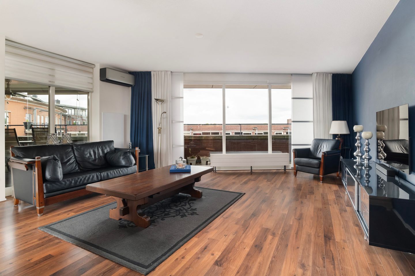 Spacious Top-Floor Apartment with Rooftop Terrace in City Center — 10