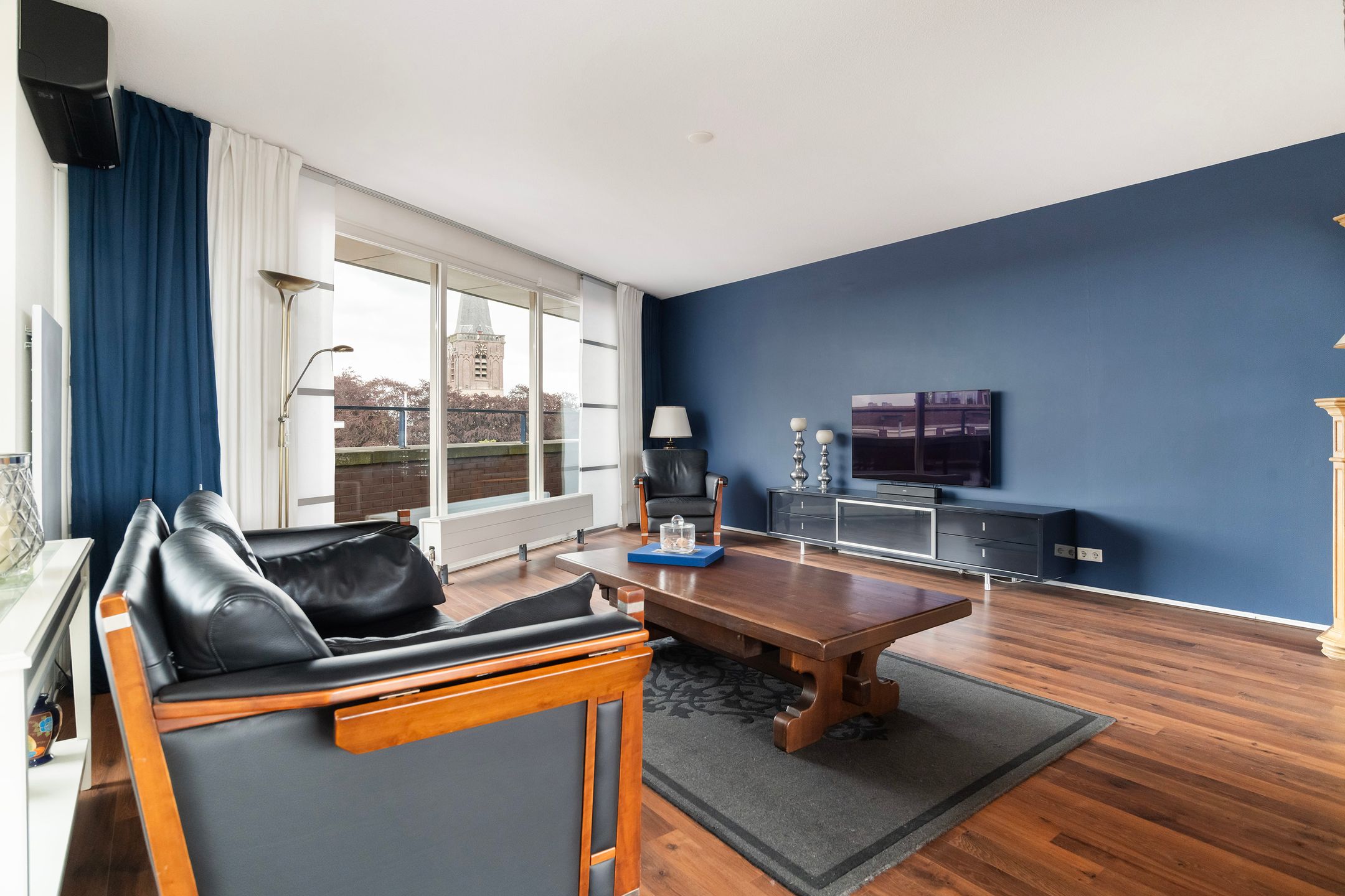 Spacious Top-Floor Apartment with Rooftop Terrace in City Center — 9
