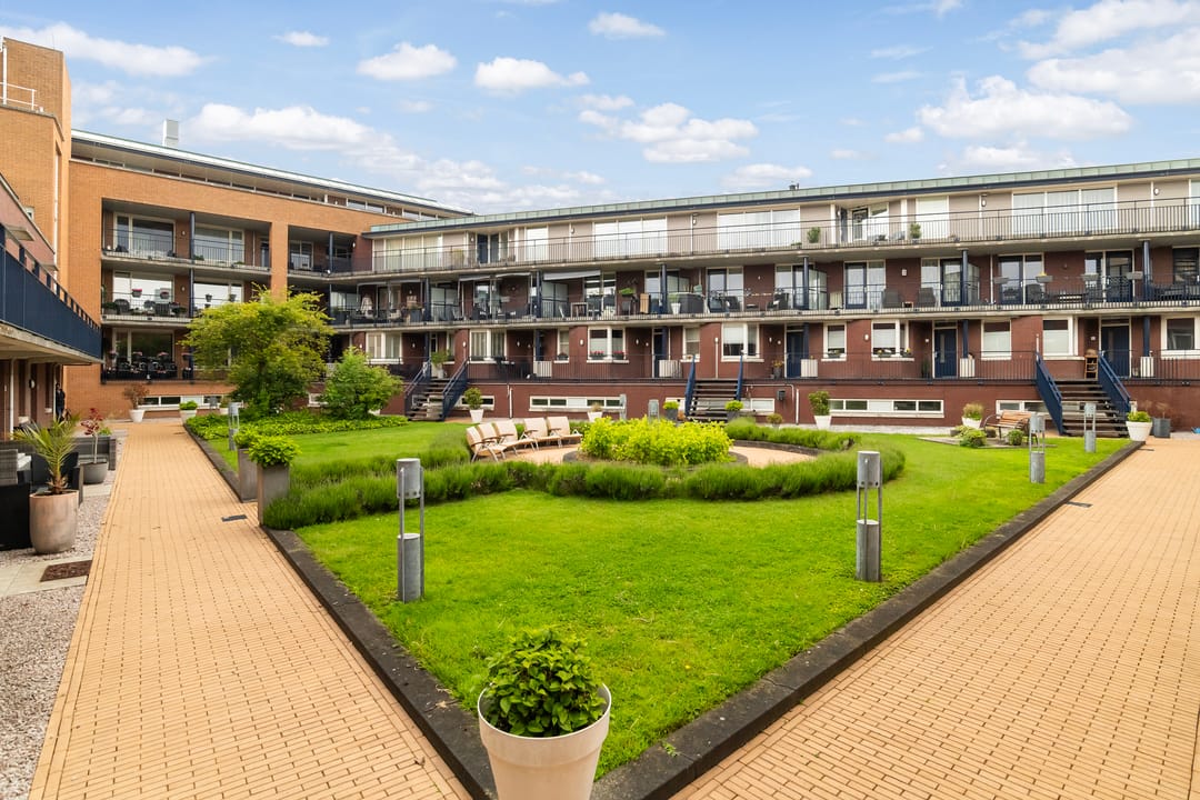 Spacious Top-Floor Apartment with Rooftop Terrace in City Center — 43