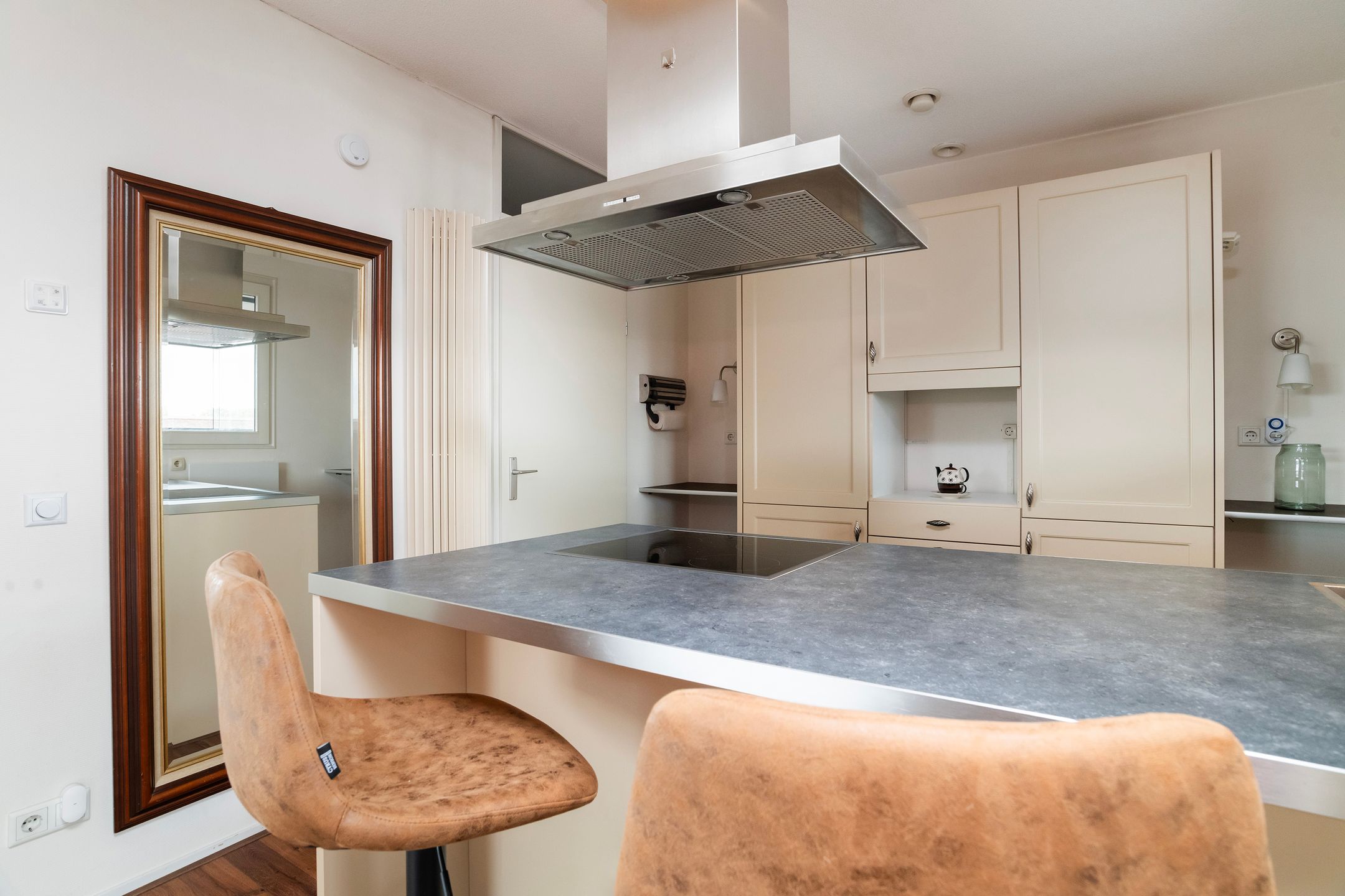 Spacious Top-Floor Apartment with Rooftop Terrace in City Center — 18