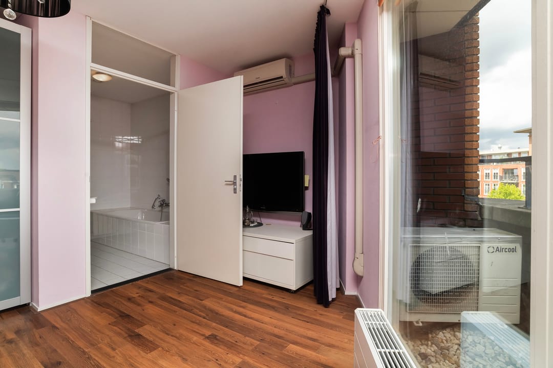 Spacious Top-Floor Apartment with Rooftop Terrace in City Center — 28