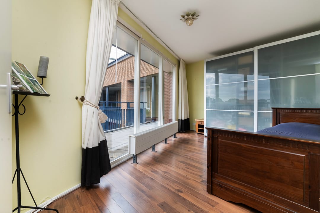 Spacious Top-Floor Apartment with Rooftop Terrace in City Center — 37