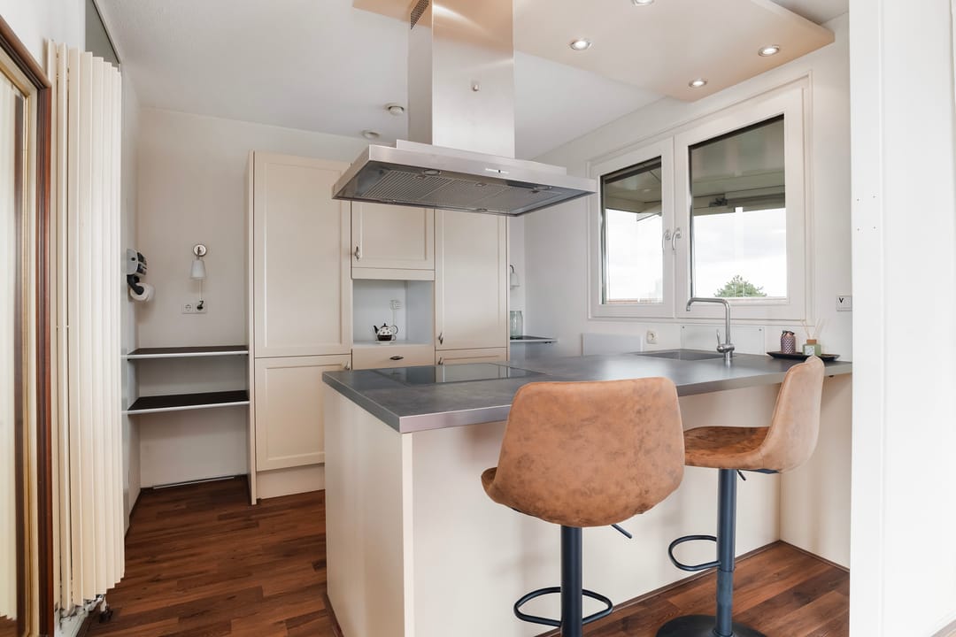 Spacious Top-Floor Apartment with Rooftop Terrace in City Center — 17