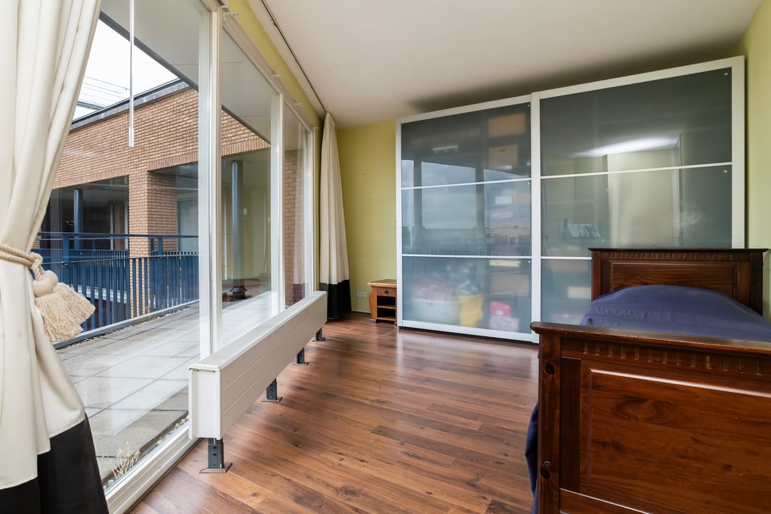 Spacious Top-Floor Apartment with Rooftop Terrace in City Center — 38