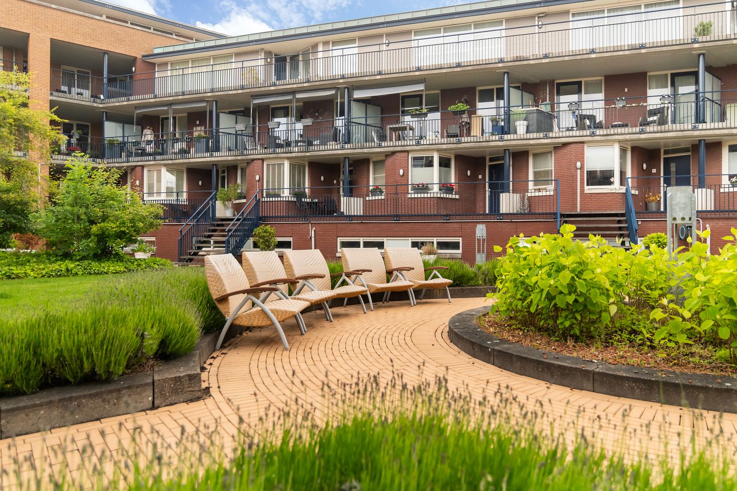 Spacious Top-Floor Apartment with Rooftop Terrace in City Center — 44