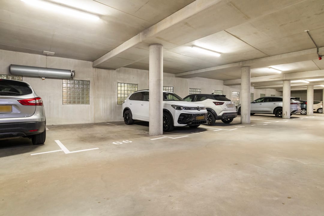 Spacious Top-Floor Apartment with Rooftop Terrace in City Center — 46